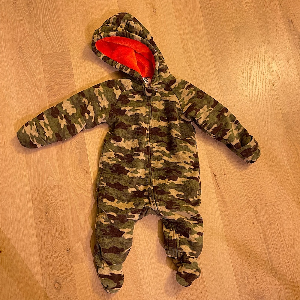 GARANIMALS INFANT CAMO HOODED FLEECE OUTFIT (PRAM SUIT) 6-9 MONTHS